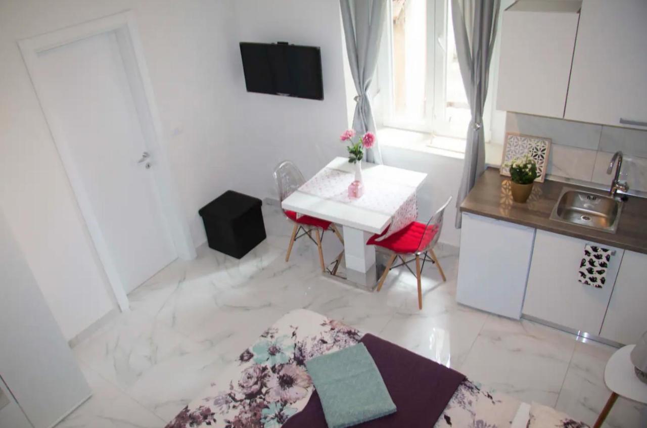 Verano Apartment / Next To Kolovare Beach Zara Esterno foto
